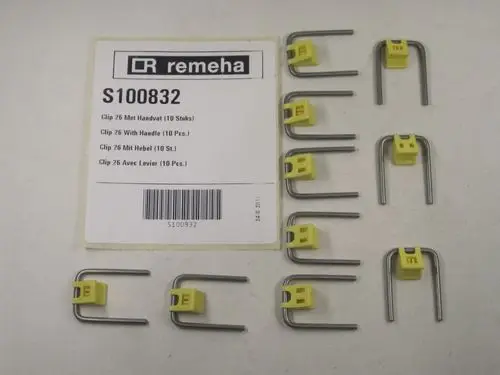 Mehrere Metallschalen mit gelben Kunststoffhaltern, die zur Befestigung geeignet sind. Verpackt von Remeha, insgesamt zehn Clips sind abgebildet.